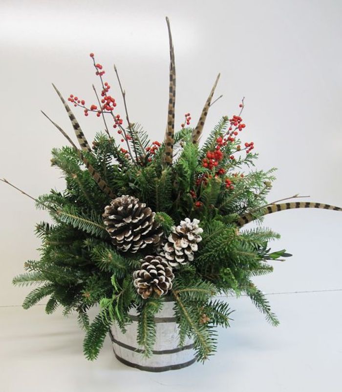 Gestecke Weihnachten - grüne Zweige und weiße Zapfen, Pfauenfeder und Hagebutte