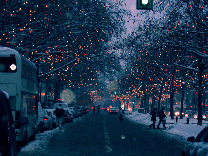 eine straße mit menschen und autos und bäumen mit leuchten - winterbilder weehnachten 