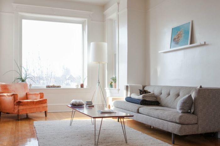 Wohnzimmer Einrichtung in hellen Farben, Sessel in Apricot, Sofa in Beige, Wandfarbe Weiß