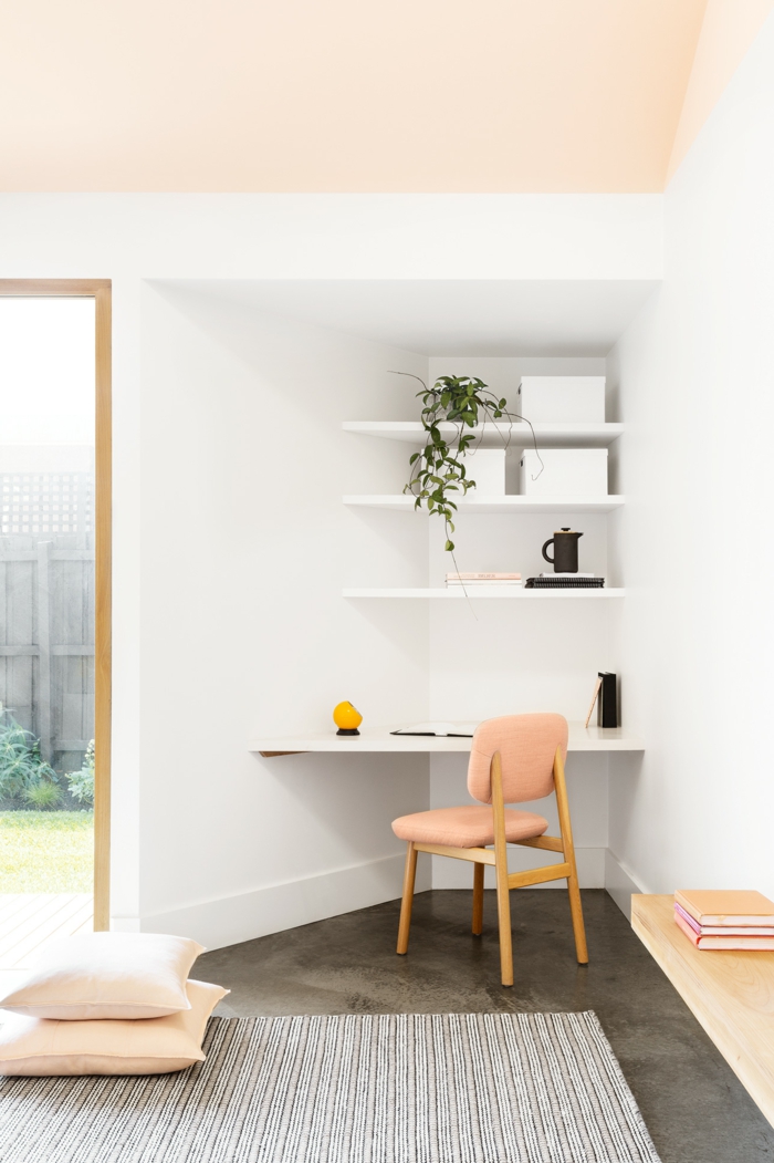 Einrichtung in hellen Farben, Wandfarbe Weiß, Decke in Apricot, minimalistischer Einrichtungsstil