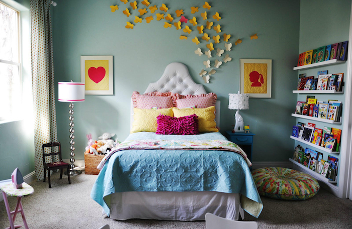 jugendzimmer ideen grüne wandgestaltung mit dekorativen weißen und gelben schmetterlingen aus papier wandbilder mit herz und mädchengestalt schönes zimmer