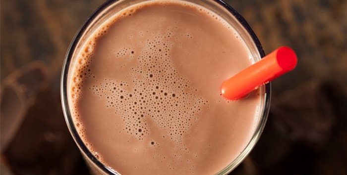 eiweißshake rezept, proteingetränk mit kakao, protein shake ideen kakaopulver