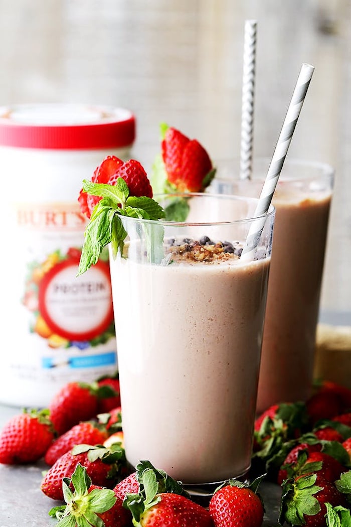 eiweißshake mit erdbeeren, mlich und nüssen, selbstgemachte protein shakes