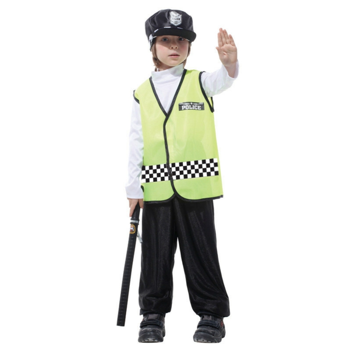 ein Junge verkleidet als Polizist mit grüner Polizisten-Weste schwarzer Hose weiße Pollobluse und einer schwarzen Polizisten-Kappe