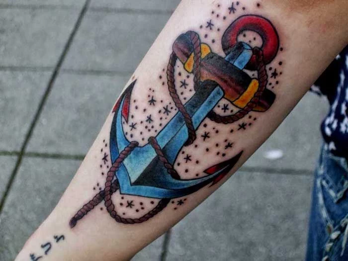 großes farbiges anker tattoo am arm, tätowierung an den arm stechen lassen
