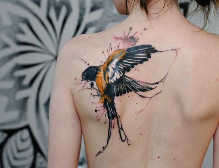 tattoo vogel, frau mit großer tätowierung mit schwalben-motiv, rücken tattoo