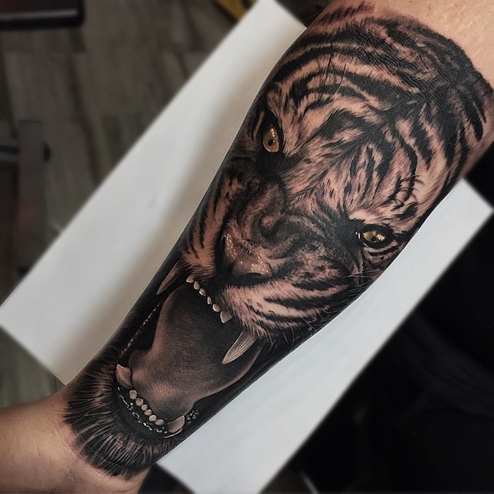 großes realitisches unterarm tattoo mit tiger-motiv, tigerkopf
