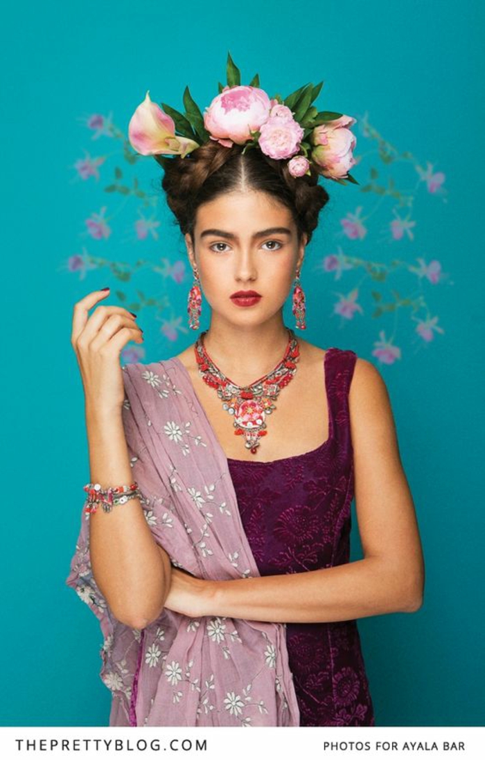Last Minute Kostüme Frida Kahlo lila Spitzenkleid mit Trägern aschenrosa Schal mit weißen Blumen Hochsteckfrisur mit zwei Zöpfen Blumenkranz aus rosa Blumen großer Halsschmuck
