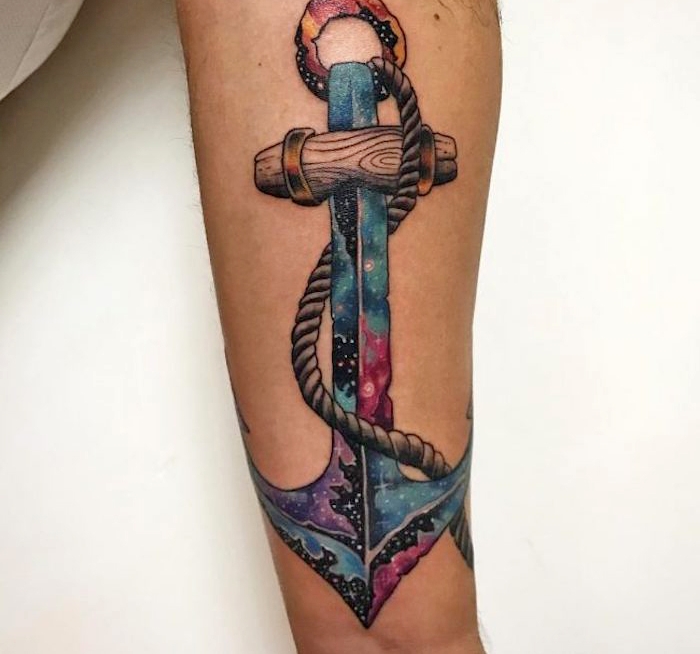 farbiges anker tattoo am arm, große tätowierung mit maritimem motiv