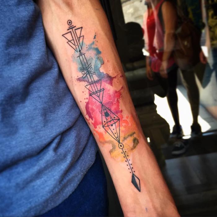tattoo unterarm, farbige tätowierung mit geometrischen-motiven