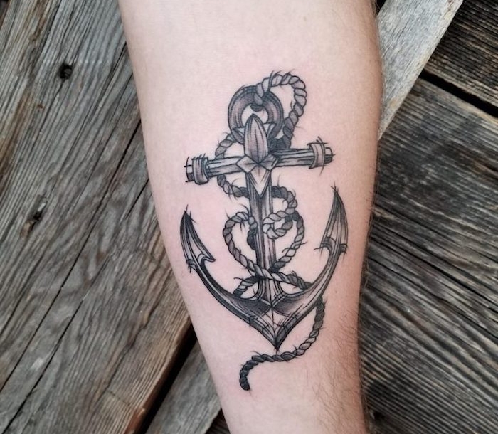 mann mit schwarz-graues anker tattoo am arm, maritime tattoo motive