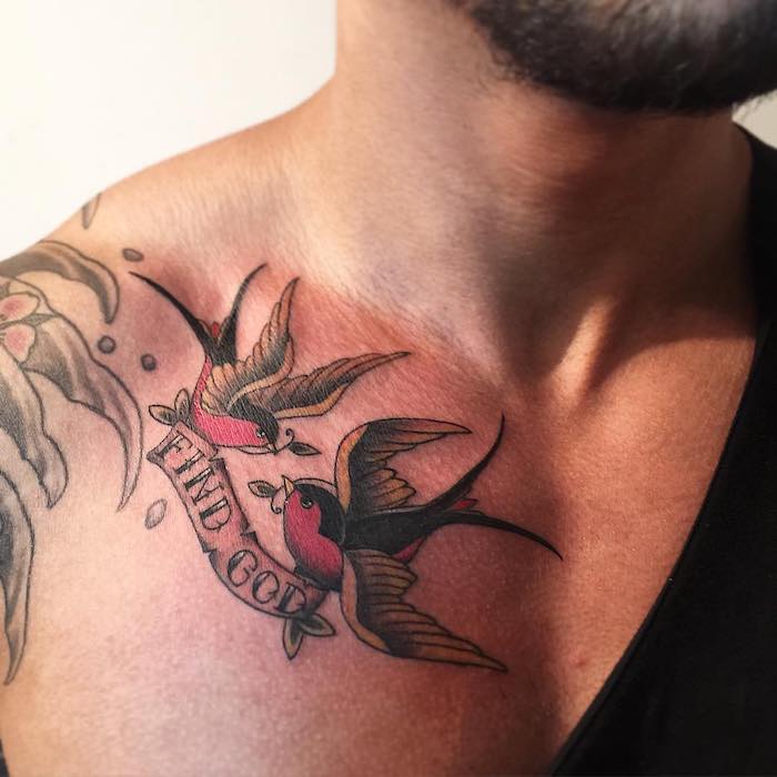 tattoo vogel, tattoo-motive für männer, zwei shwalben an der brust