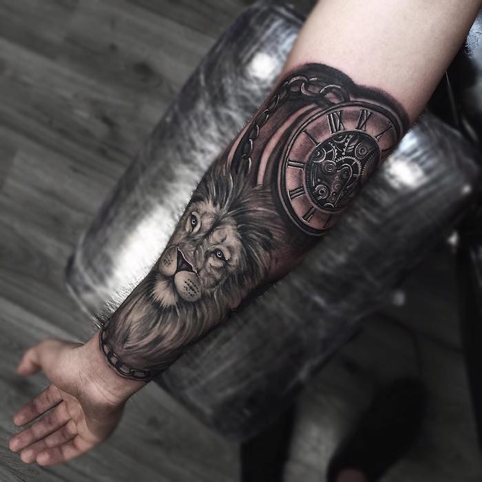 tattoo uhr, realitische 3d-tätowierung am arm, löwenkopf mit uhr