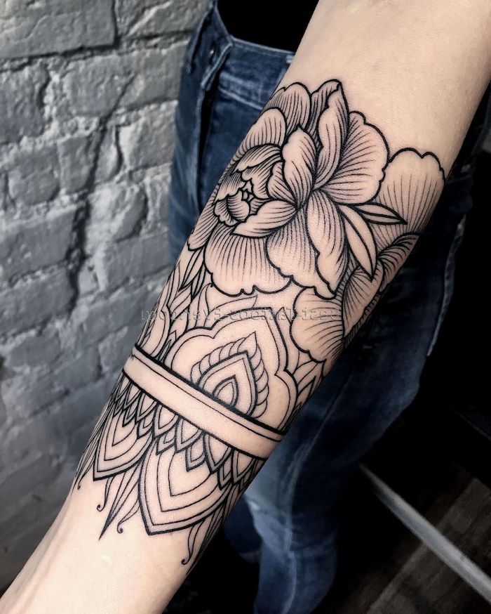 Tattoo frauen arm blumen