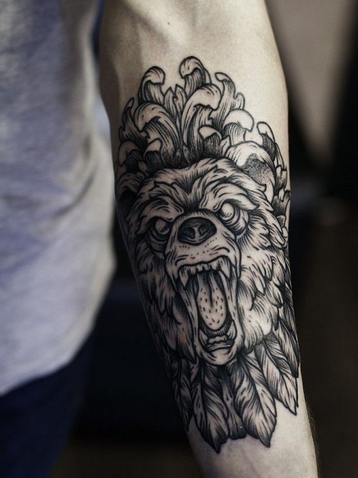 unterarm tattoo mit bär-motiv, bärenkopf mit federn und chrysantheme