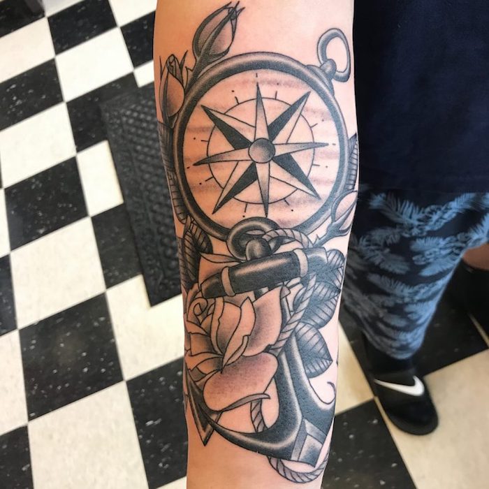anker tattoo in kombination mit kompass und weißer rose, maritime tattoo motive, kompass anker tattoo