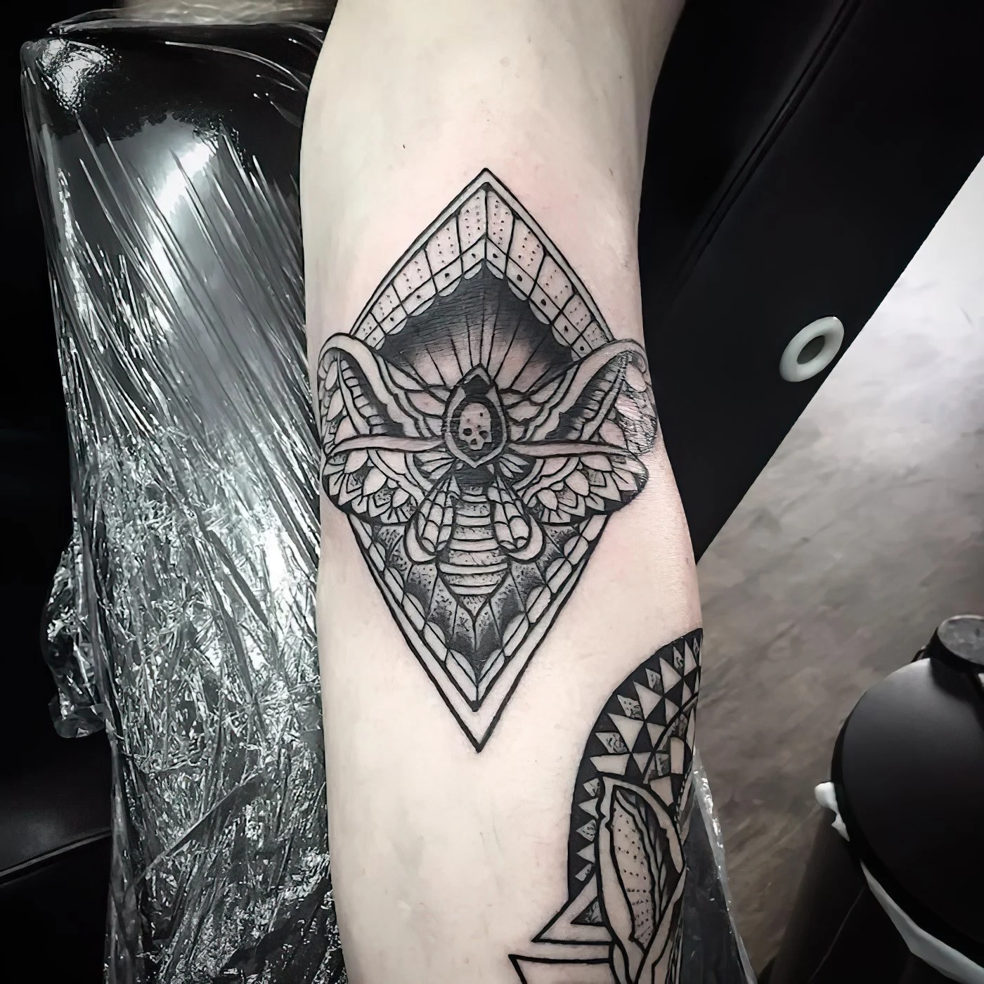 6 tattoo vorlagen abstrakte tätowierung in schwarz und grau schmetterling mit geometrischen motiven
