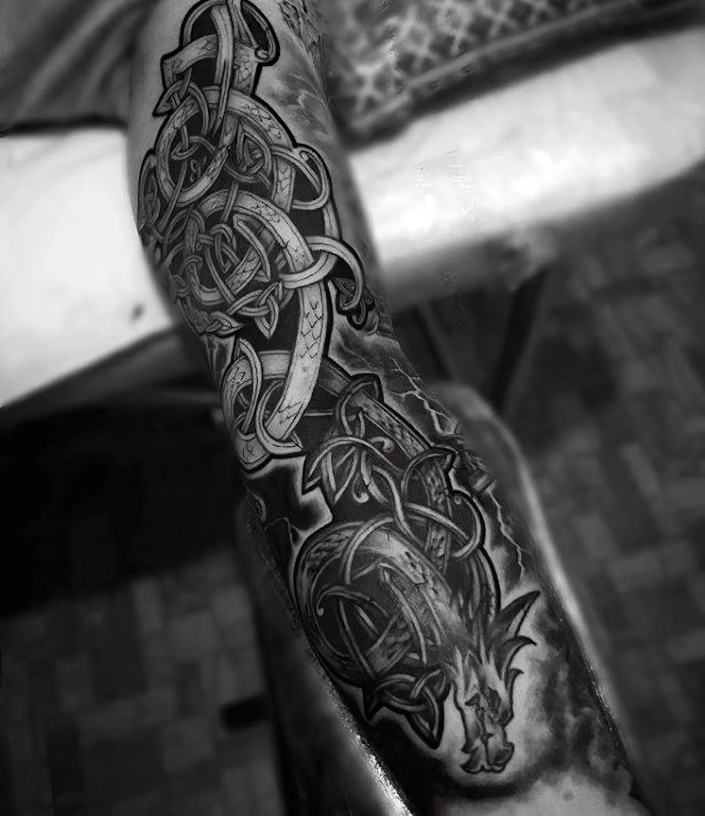 6 tattoo vorlagen große tätowierung am arm drache mit abstakten motiven