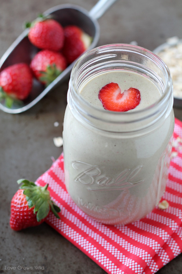 protein shake selber machen, proteingetränk mit erdbeeren und chia