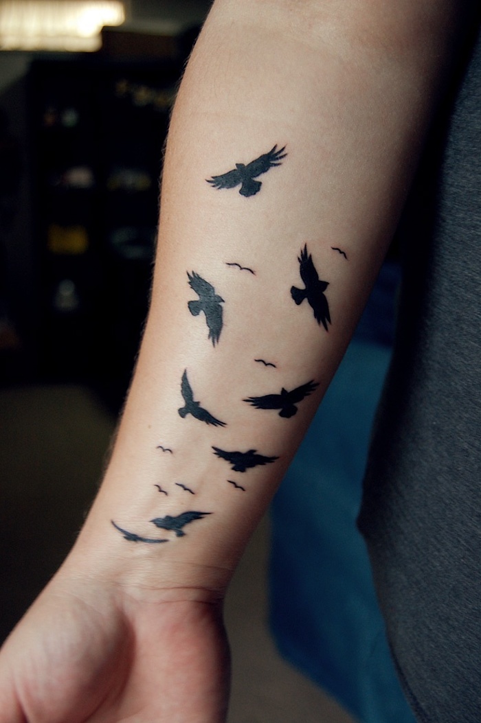 unterarm tattoo, viele vliegende vögel am arm, frauen tattoos