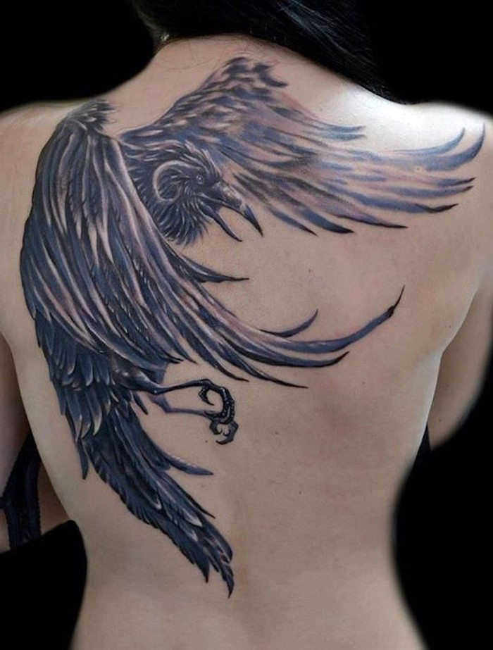 tattoo vogel, frau mit großer tätowierung mit vogel-motiv am rücken