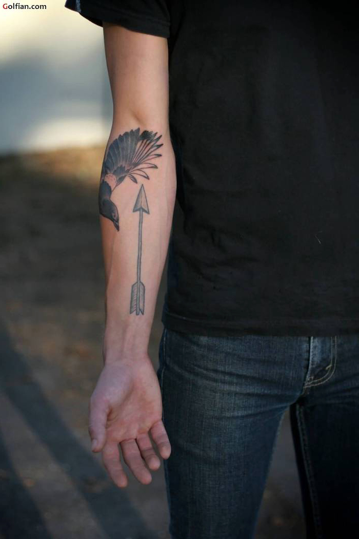 tattoo vogel, schwarz-graue tötowierung, vogel mit pfeil
