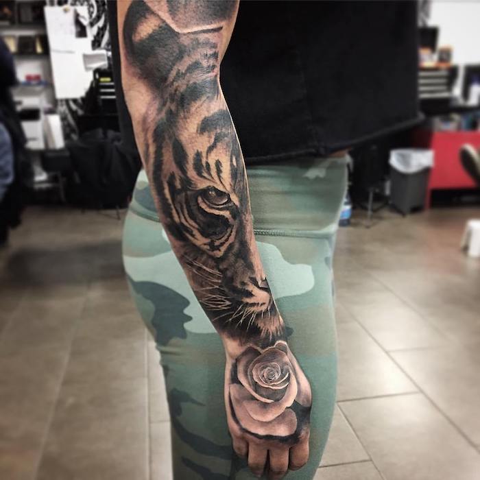 tattoo vorlagen, frau mit großer realitischer 3d-tätowierung am arm, tiger und rose