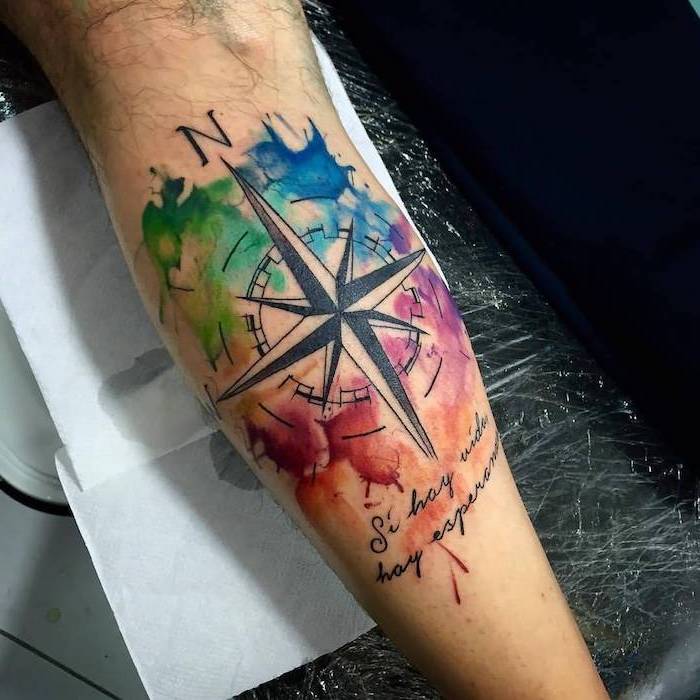 tattoos arm schrift, wasserfarben tattoo mit kompass-motiv