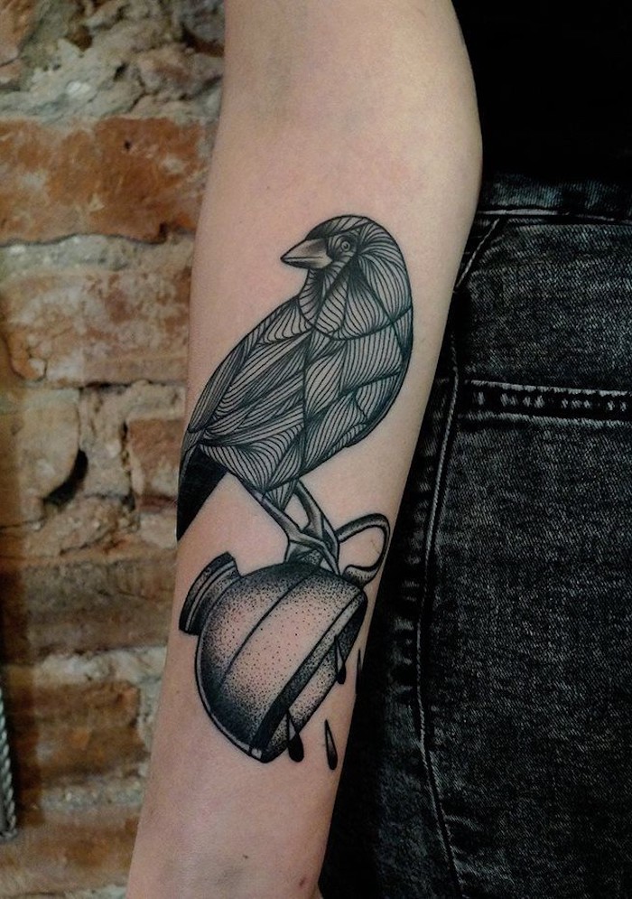 unterarm tattoo in schwarz und grau, rabe auf tasse, tattoos für frauen