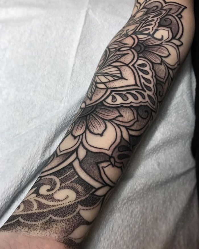 schwarz-grauer unterarm tattoo mit blumen-motiv, tattoos für frauen