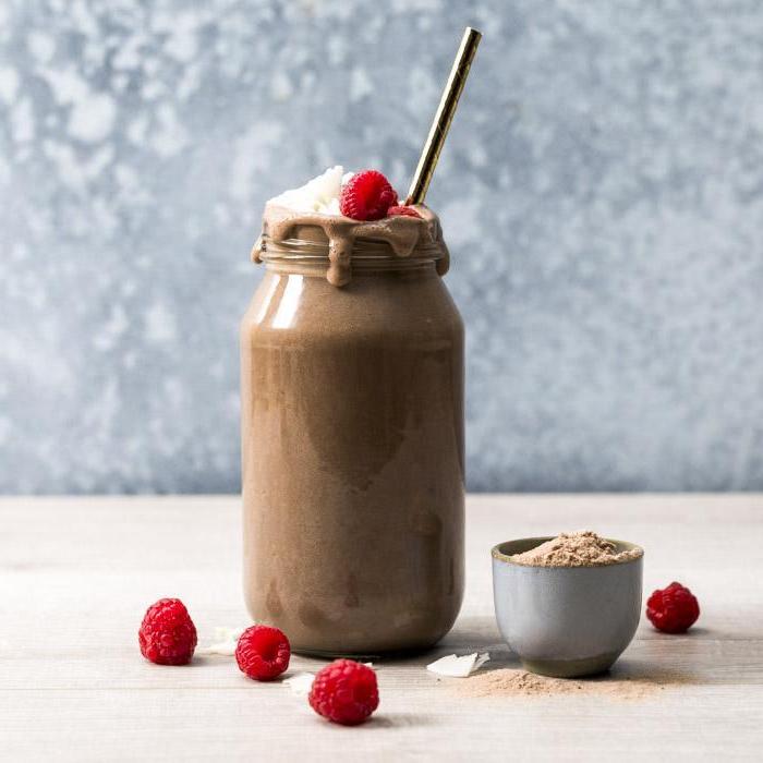 protein shake selber machen, eiweißgetränk mit kakao, kokos und himbeeren