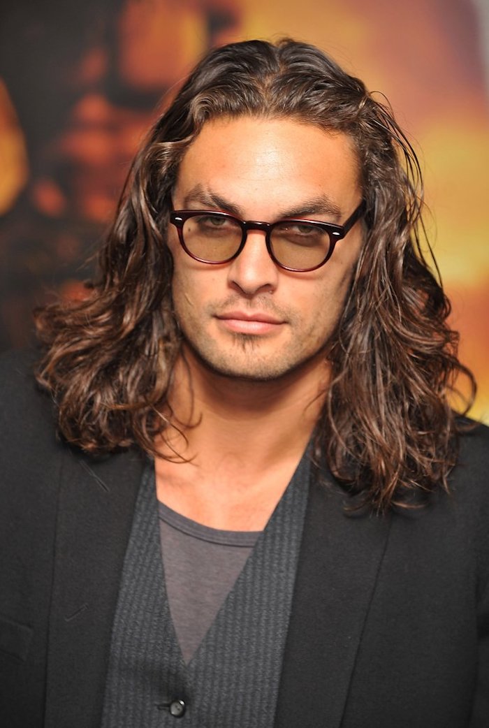 frisuren lange haare, mann mit langen lockigen haaren, brille