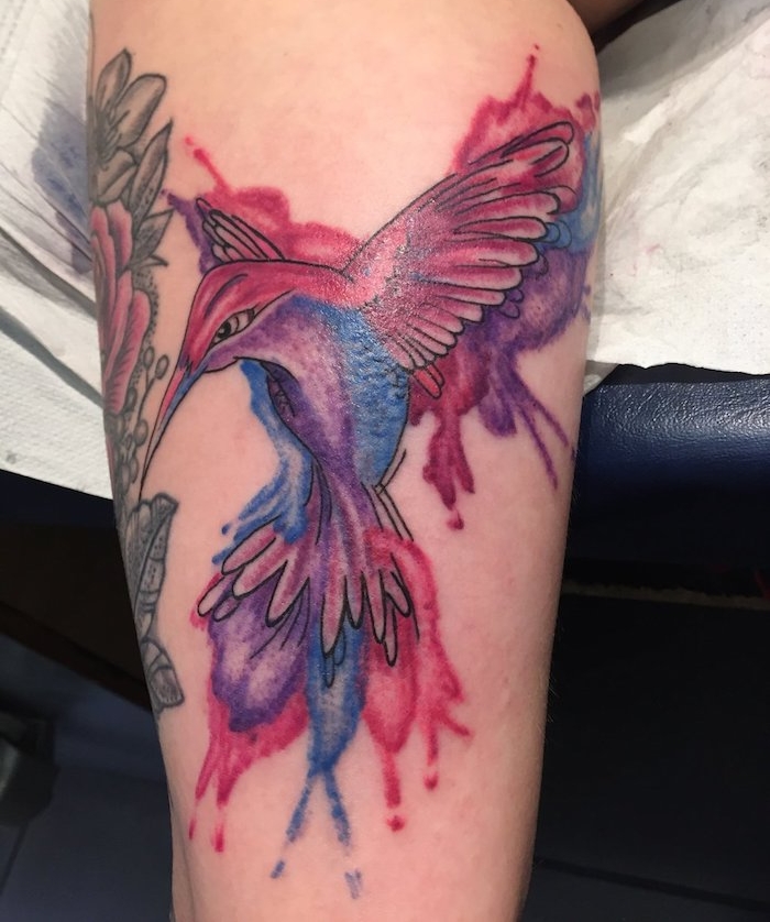 tattoo vogel, wasserfarben tattoo mit kolibri-motiv am bein