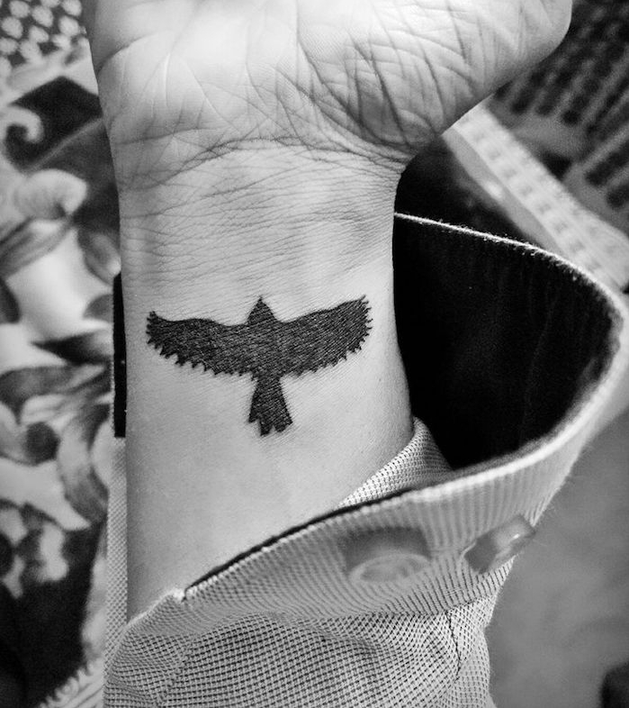 vogel tattoo am handgelenk, kleine tätowierung mit vogel-motiv