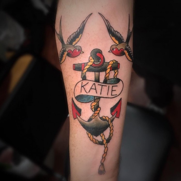 tattoo anker, farbige tätowierung am arm, spatzen in kombination mit anker