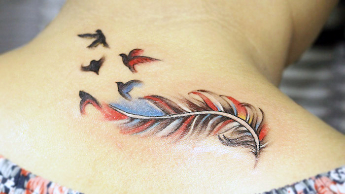 feder tattoo am nacken, frau mit farbiger tötowierung, vögel