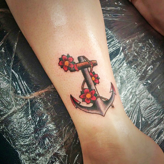 tattoo anker, tattoos für frauen, anker in kombination mit roten blumen, anker tattoo mit blumen