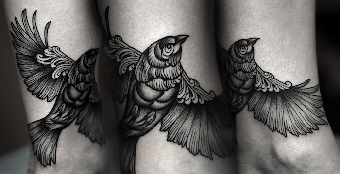 vogel tattoo in schwarz und grau, blackwork tattoo am bein
