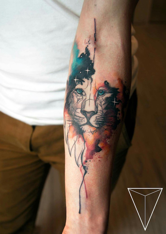 farbiges unterarm tattoo mit löwen-motiv, löwe mit sterne