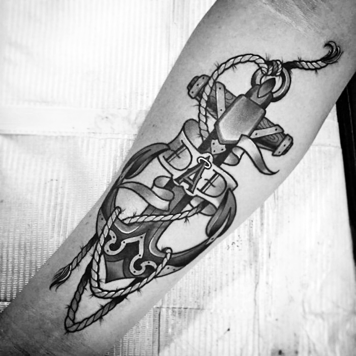 anker bedeutung, tattoo-motive für männer, anker mit seil und schriftzug
