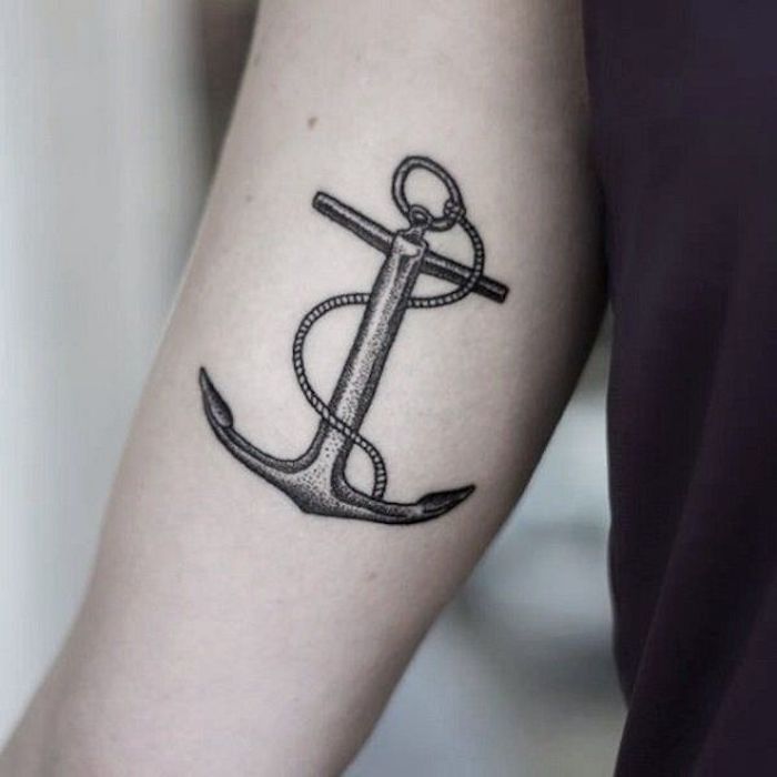 anker bedeutung, realistische tätowierung am oberarm, maritimes tattoo-motiv