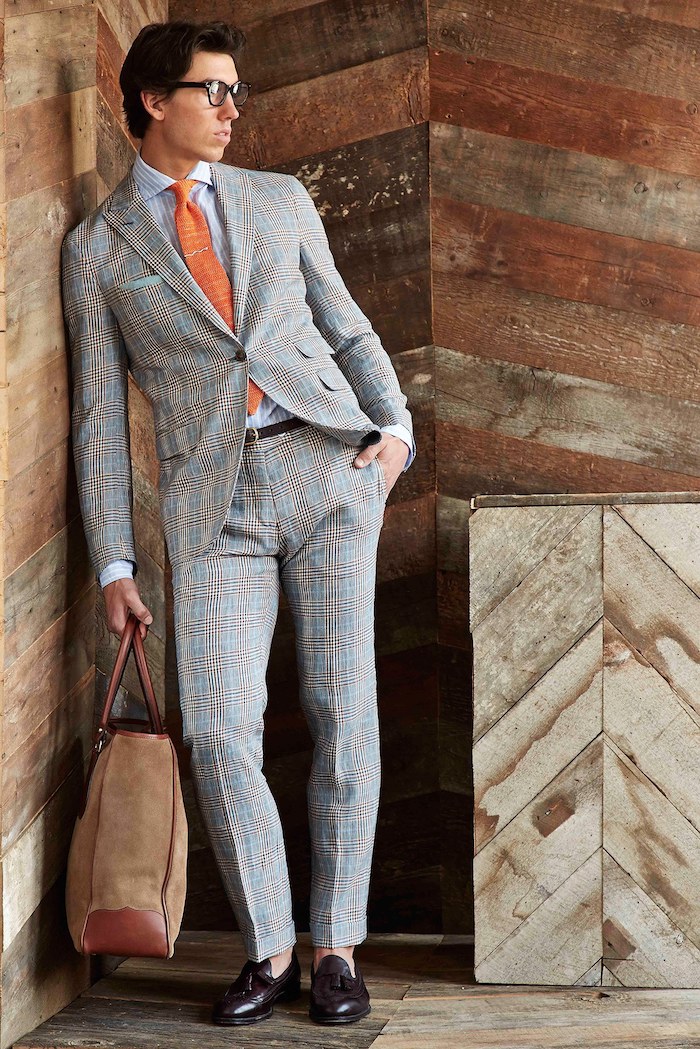 Männer trends: grauer anzug welches hemd passt dazu? Weiß ist immer eine gute Idee. Hier plus orange Krawatte und braune Handtasche für Männer