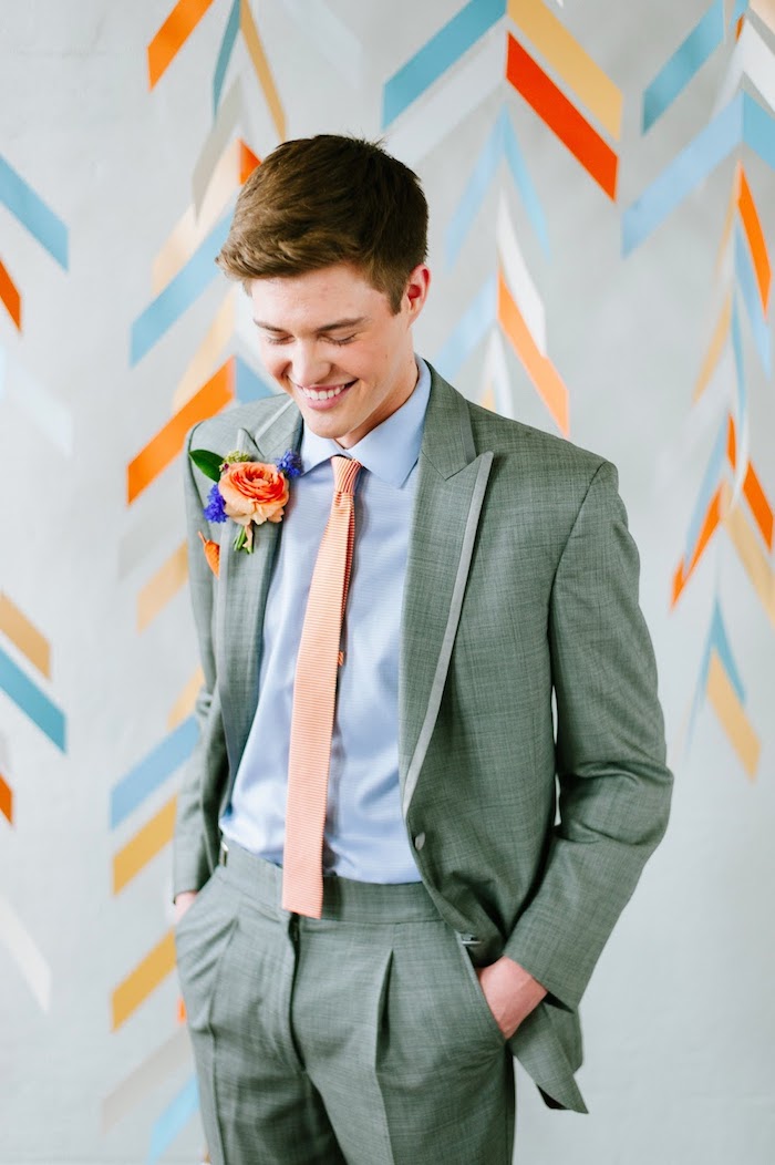grauer anzug welches hemd grau und blau lassen sich ganz schön kombinieren hellorange krawatte blume am aufschlag glücklicher mann 