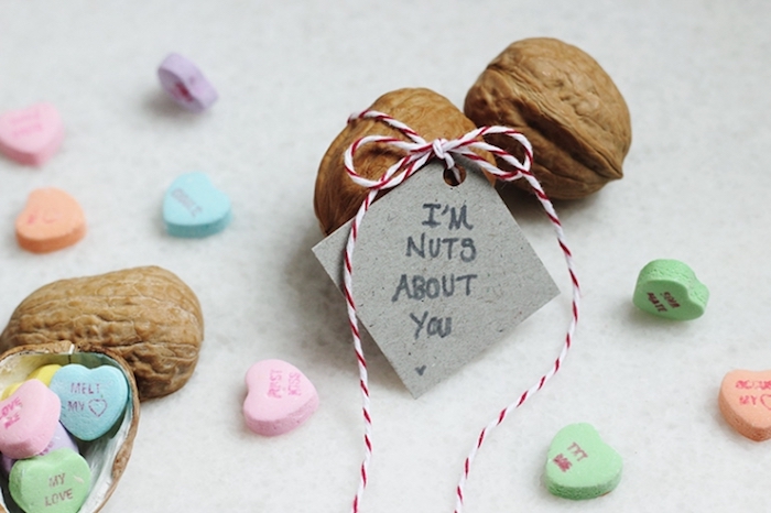 valentinstag geschenke selber machen kleine bonbons in walnussschalen verstecken kreativität alles mit band knüpfen und dekorieren