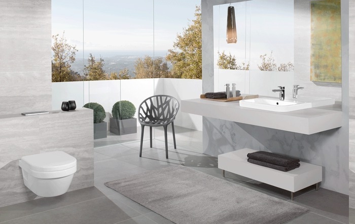 Bad mit Terrasse mit Stadtaussicht, großer Spiegel ohne Rahme über dem Waschbecken, niedriger weißer Tisch mit kurzen Beinen aus Metall