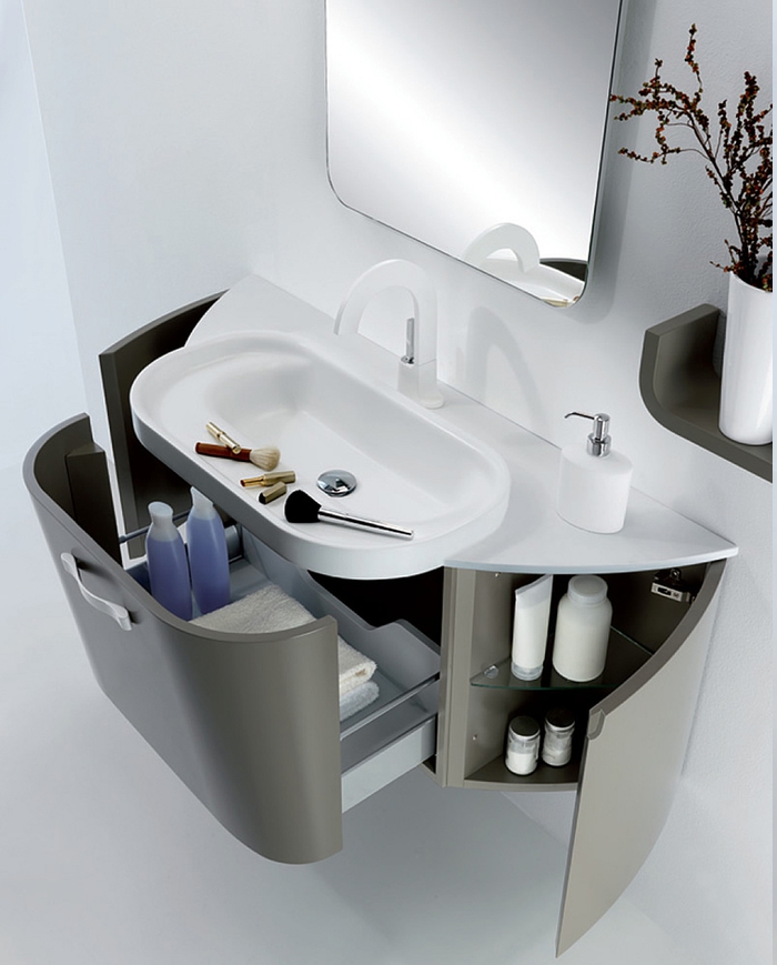 moderne Badeinrichtung mit purem Design - Waschbecken-Unterschrank mit großer Schublade mit Standardgriff, Rougepinsel in verschiedener Größe, viereckiges Spiegel mit ovalen Kanten