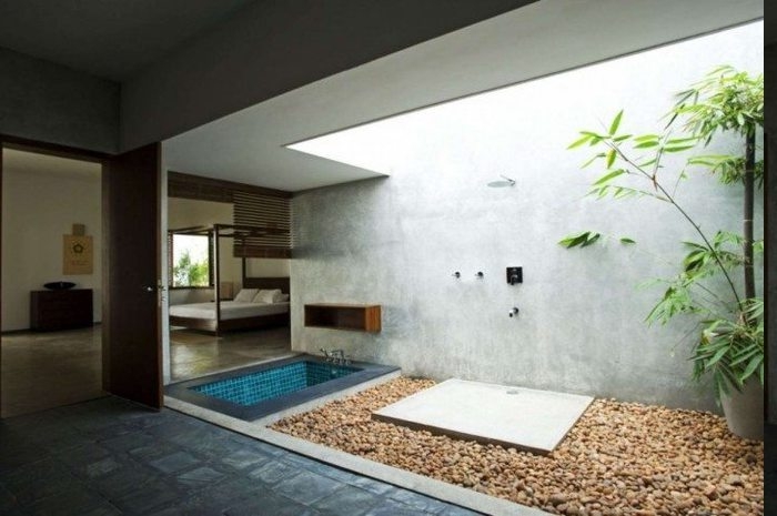 Badezimmer offen zu den restlichen Räumen, inneren Gartenbereich mit Steinen dekorieren, EInbauwanne im Bad, Glasdecke für mehr Licht vom Außen