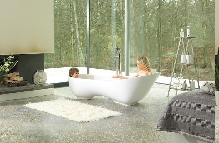 Badewanne für Zwei, Mutter zusammen mit ihrem Sohn, weiße Fußmate für Badewanne, Bad mit offenem Kamin, Bad mit Glaswand