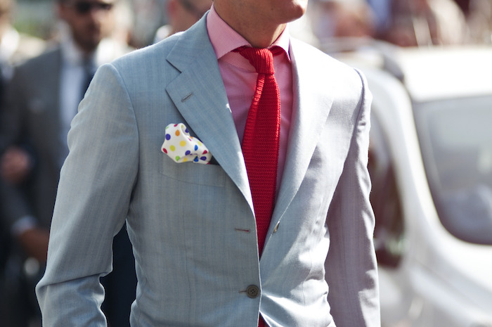 mann im anzug schöne farbenfrohe outfits ideen rosa hemd rote krawatte grauer anzug bunte fichu mann