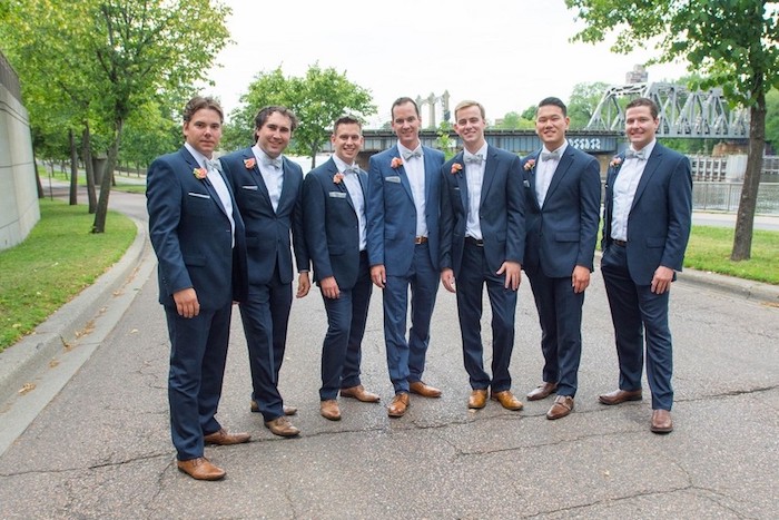blauer anzug mit braunen schuhen stylen und zu einer hochzeit tragen stilvolle hochzeitsgäste gäste männer bild